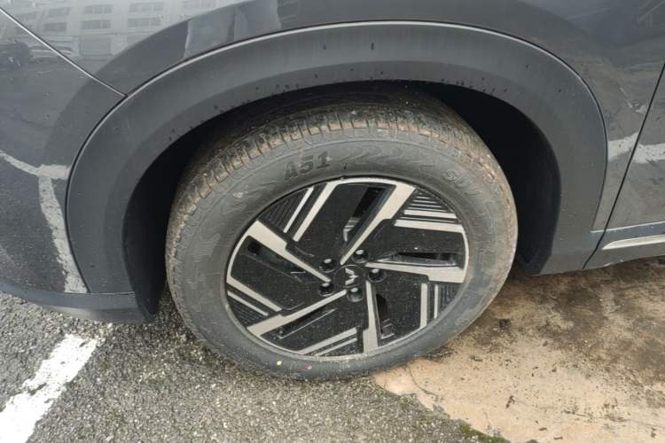 Used Wuling Xingguang S 2025 Model 510 km Flagship Version Left Front Wheel Hub