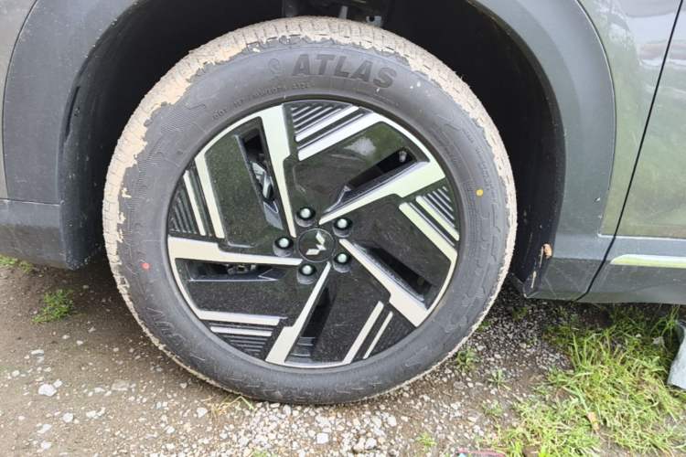 Used Wuling Xingguang S 2025 Model, 130km Flagship Edition Left Front Wheel Hub