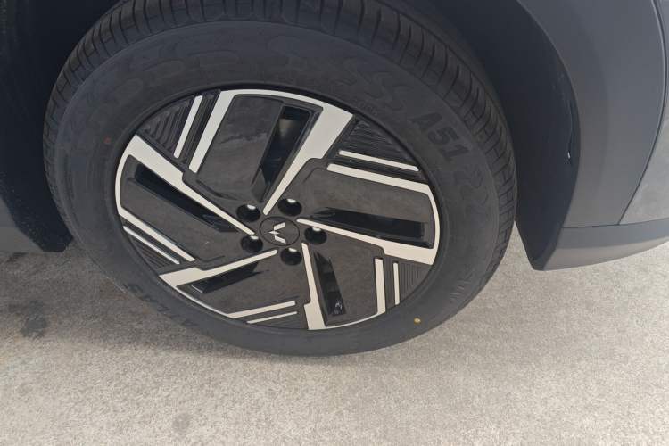 Used Wuling Xingguang S 2025 Model 510 km Flagship Version Right Front Wheel Hub
