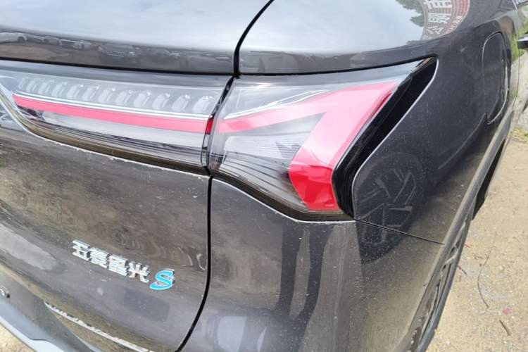 Used Wuling Xingguang S 2025 Model, 130km Flagship Edition Right Rear Taillight