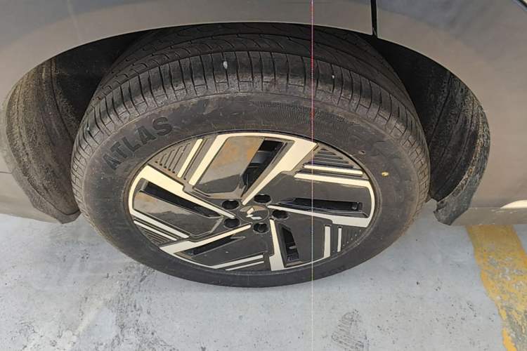 Used Wuling Xingguang S 2025 Model 510 km Flagship Version Right Rear Wheel Hub