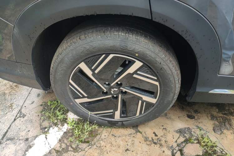 Used Wuling Xingguang S 2025 Model 510 km Flagship Version Right Rear Wheel Hub