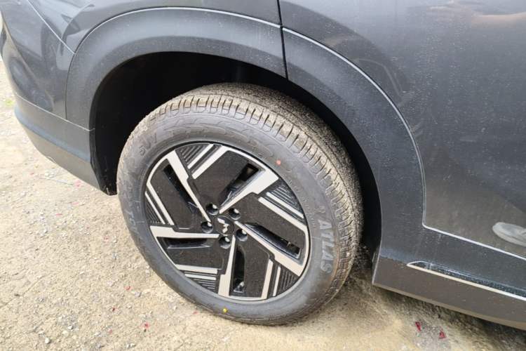 Used Wuling Xingguang S 2025 Model, 130km Flagship Edition Right Rear Wheel Hub