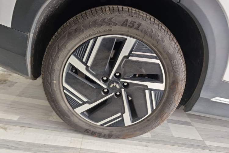Used Wuling Xingguang S 2025 Model 510 km Flagship Version Right Rear Wheel Hub