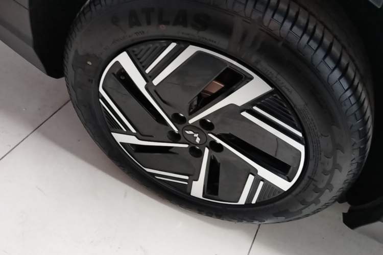 Used Wuling Xingguang S 2025 Model 510 km Flagship Version Right Rear Wheel Hub