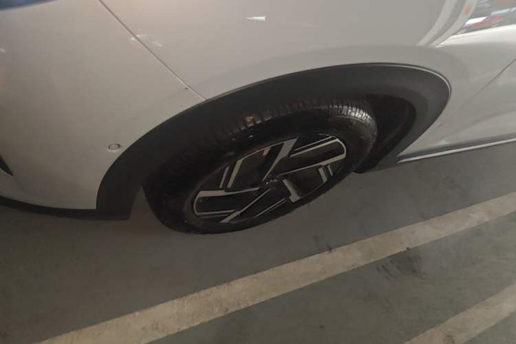 Used Wuling Xingguang S 2025 Model, 130km Flagship Edition Left Front Wheel Hub