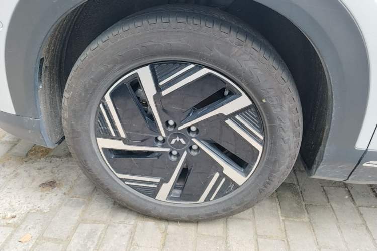 Used Wuling Xingguang S 2025 Model 510 km Flagship Version Left Front Wheel Hub