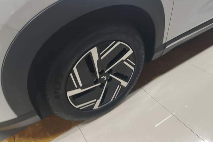 Used Wuling Xingguang S 2025 Model, 130km High-Power Flagship Edition Left Front Wheel Hub