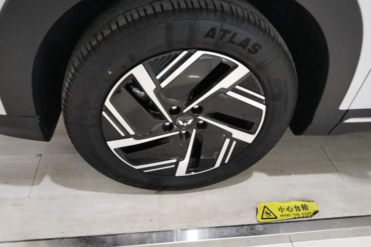 Used Wuling Xingguang S 2025 Model 510 km Flagship Version Left Front Wheel Hub