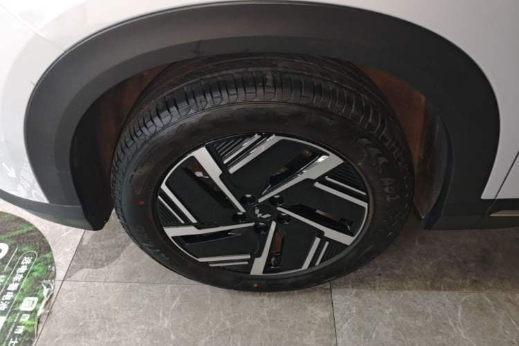 Used Wuling Xingguang S 2025 Model, 130km Leading Edition Left Front Wheel Hub