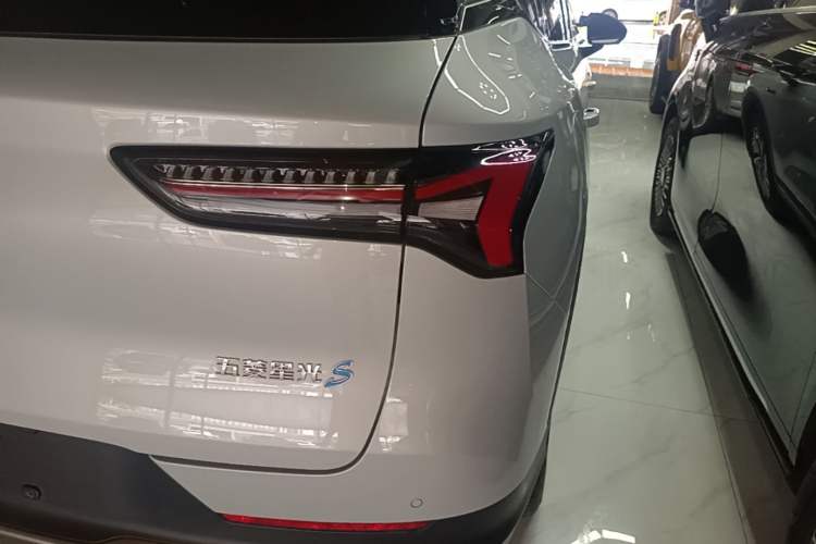 Used Wuling Xingguang S 2025 Model, 130km High-Power Flagship Edition Right Rear Taillight