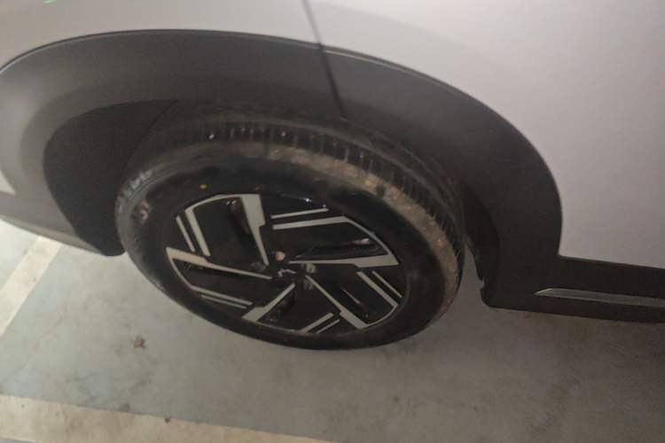 Used Wuling Xingguang S 2025 Model, 130km Flagship Edition Right Rear Wheel Hub