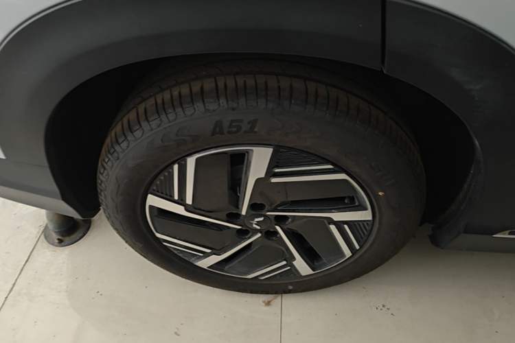 Used Wuling Xingguang S 2025 Model 510 km Leading Version Right Rear Wheel Hub