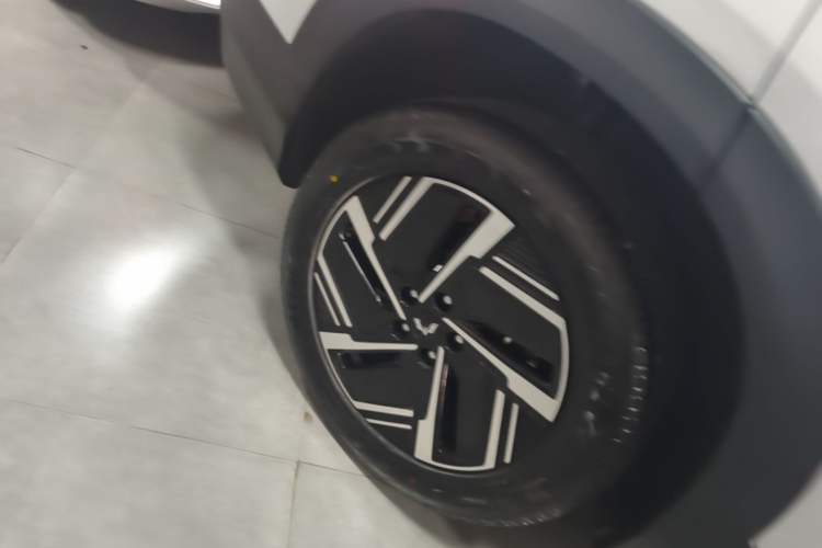 Used Wuling Xingguang S 2025 Model, 130km High-Power Flagship Edition Right Rear Wheel Hub