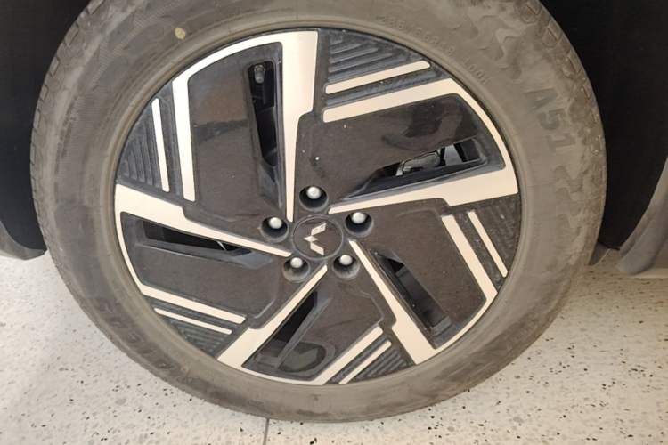 Used Wuling Xingguang S 2025 Model, 130km High-Power Flagship Edition Right Rear Wheel Hub