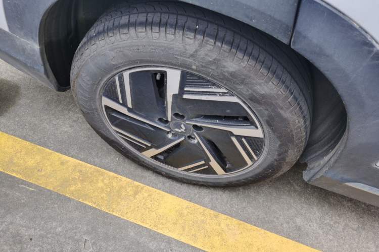 Used Wuling Xingguang S 2025 Model 510 km Flagship Version Right Rear Wheel Hub