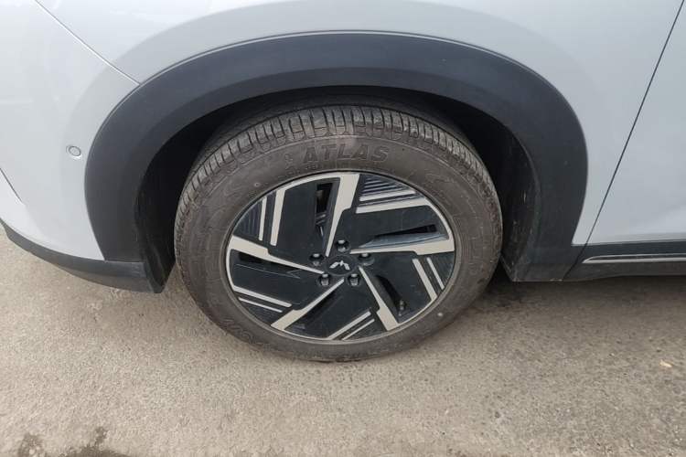 Used Wuling Xingguang S 2025 Model 510 km Flagship Version Left Front Wheel Hub