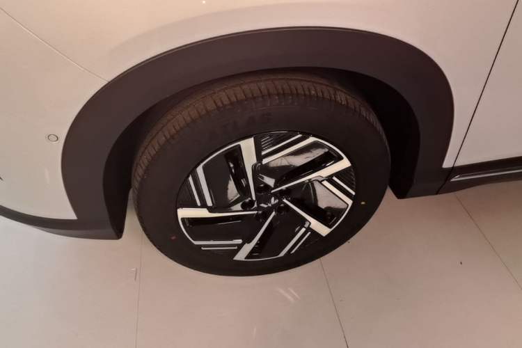 Used Wuling Xingguang S 2025 Model, 130km Flagship Edition Left Front Wheel Hub