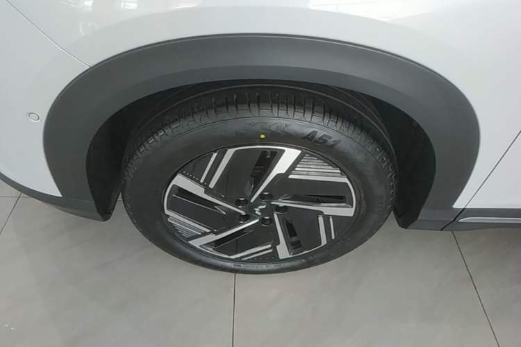 Used Wuling Xingguang S 2025 Model 510 km Flagship Version Left Front Wheel Hub