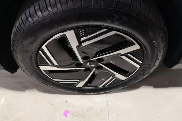 Used Wuling Xingguang S 2025 Model, 130km Flagship Edition Left Front Wheel Hub