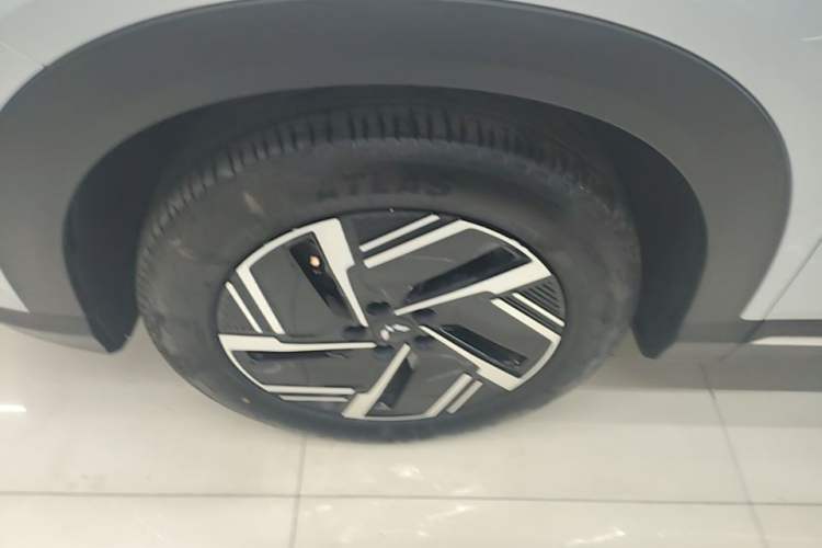 Used Wuling Xingguang S 2025 Model, 130km Flagship Edition Left Front Wheel Hub