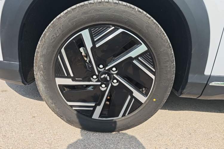 Used Wuling Xingguang S 2025 Model 510 km Flagship Version Left Front Wheel Hub