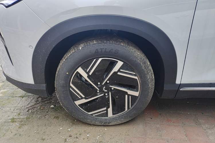 Used Wuling Xingguang S 2025 Model 510 km Flagship Version Left Front Wheel Hub