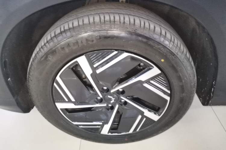 Used Wuling Xingguang S 2025 Model 510 km Flagship Version Left Front Wheel Hub