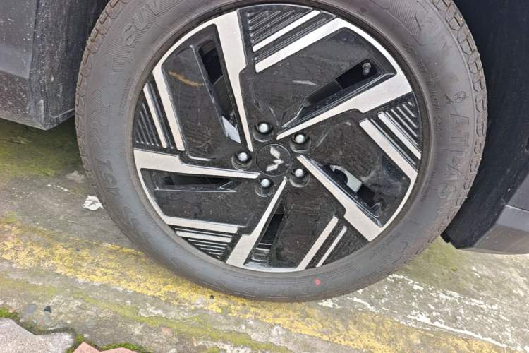 Used Wuling Xingguang S 2025 Model, 130km Flagship Edition Right Front Wheel Hub
