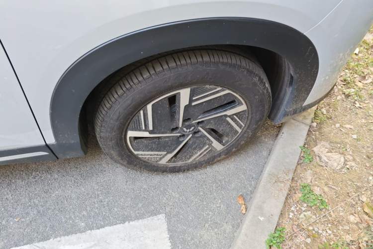 Used Wuling Xingguang S 2025 Model 510 km Leading Version Right Front Wheel Hub