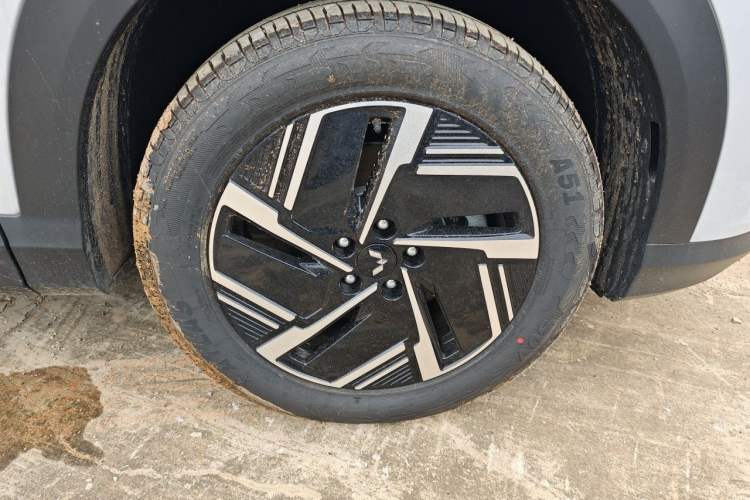 Used Wuling Xingguang S 2025 Model, 130km Flagship Edition Right Front Wheel Hub