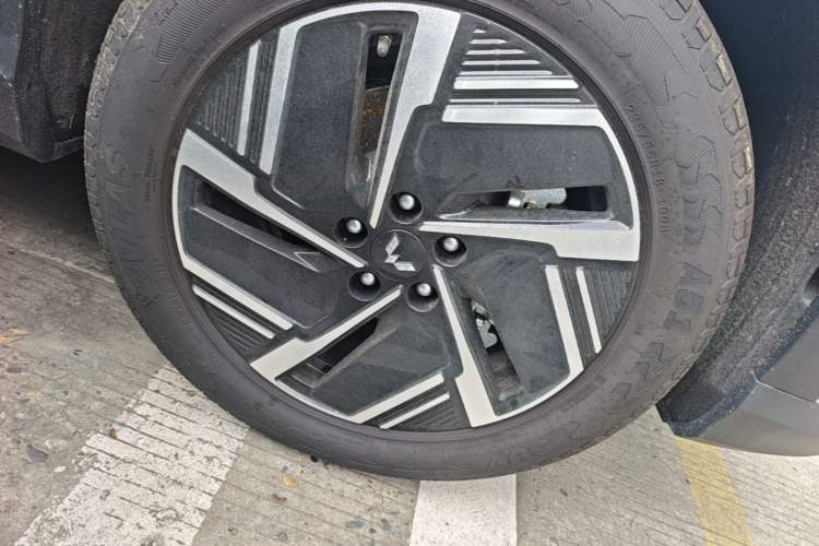 Used Wuling Xingguang S 2025 Model 510 km Flagship Version Right Front Wheel Hub