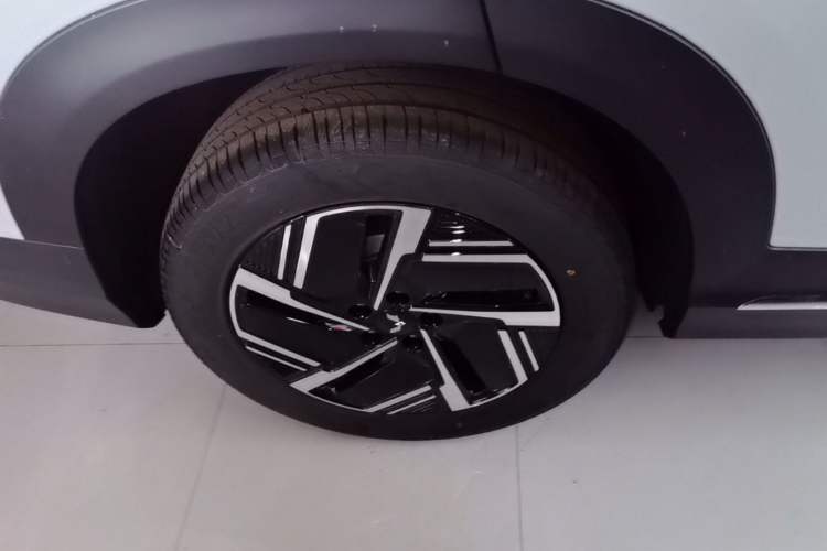 Used Wuling Xingguang S 2025 Model, 130km Flagship Edition Right Rear Wheel Hub