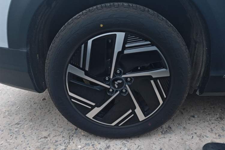 Used Wuling Xingguang S 2025 Model 510 km Flagship Version Right Rear Wheel Hub