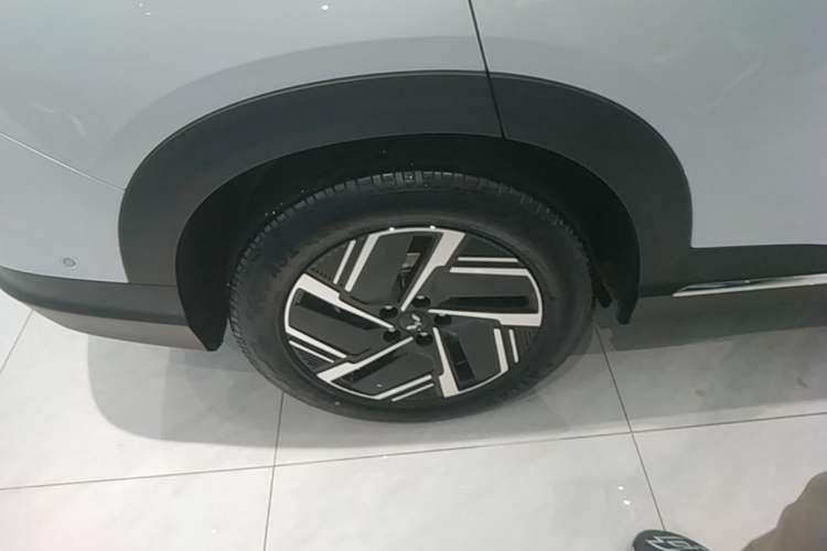 Used Wuling Xingguang S 2025 Model 510 km Flagship Version Right Rear Wheel Hub