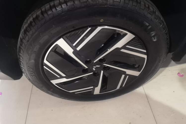 Used Wuling Xingguang S 2025 Model, 130km Flagship Edition Right Rear Wheel Hub