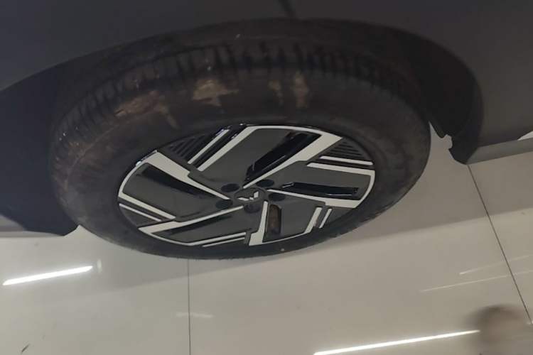 Used Wuling Xingguang S 2025 Model, 130km Flagship Edition Right Rear Wheel Hub