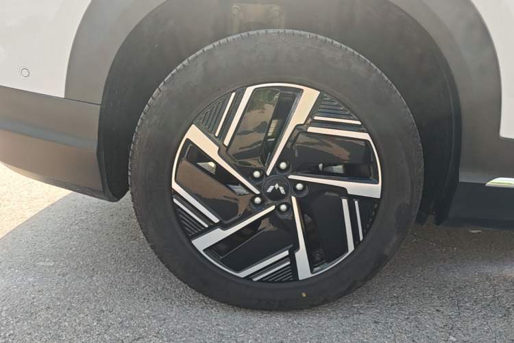 Used Wuling Xingguang S 2025 Model 510 km Flagship Version Right Rear Wheel Hub
