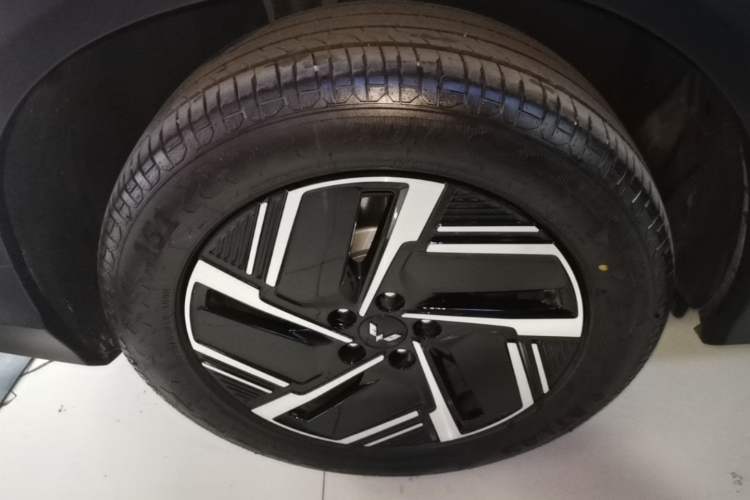 Used Wuling Xingguang S 2025 Model 510 km Flagship Version Right Rear Wheel Hub