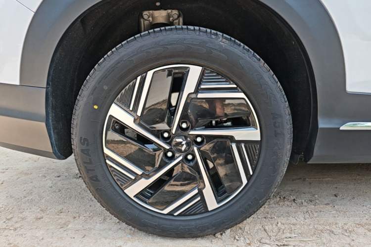 Used Wuling Xingguang S 2025 Model 510 km Flagship Version Right Rear Wheel Hub