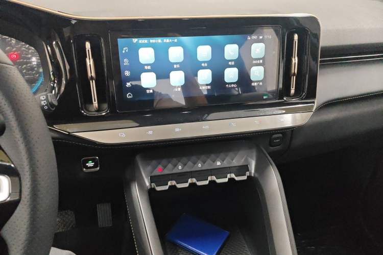 Used Wuling Xingyun 2023 2.0L DHT Flagship Edition Audio And AC Panel