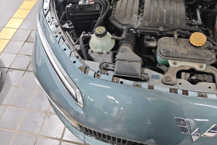 Used Wuling Xingyun 2023 2.0L DHT Flagship Edition Engine Bay Right