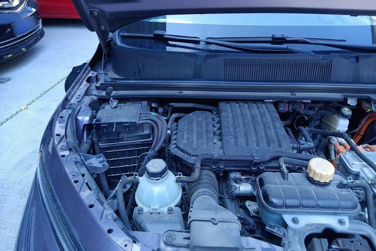 Used Wuling Xingyun 2023 2.0L DHT Flagship Edition Engine Bay Right