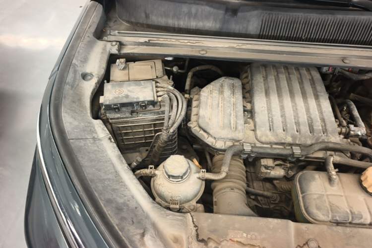 Used Wuling Xingyun 2023 2.0L DHT Flagship Edition Engine Bay Right
