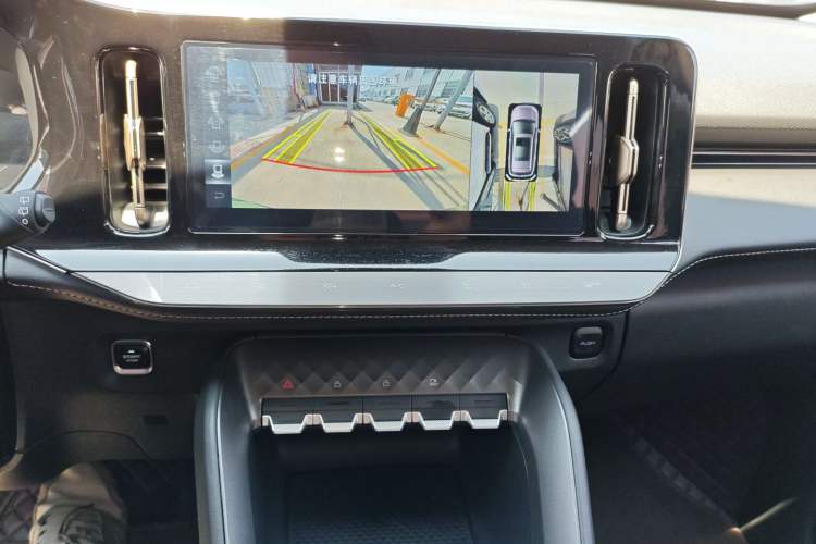 Used Wuling Xingyun 2023 2.0L DHT Flagship Edition Audio And AC Panel
