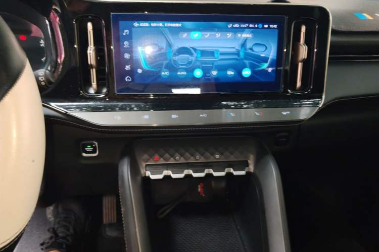 Used Wuling Xingyun 2023 2.0L DHT Flagship Edition Audio And AC Panel