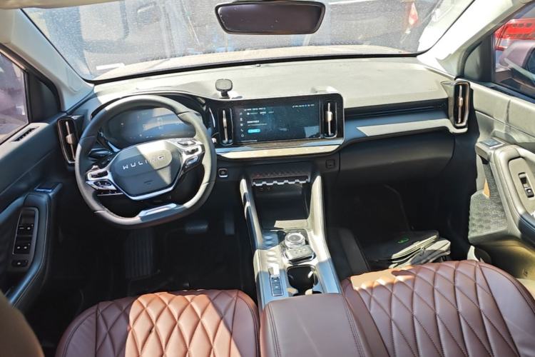 Used Wuling Xingyun 2023 2.0L DHT Standard Edition Center Console