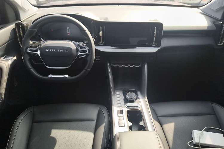 Used Wuling Xingyun 2023 2.0L DHT Standard Edition Center Console