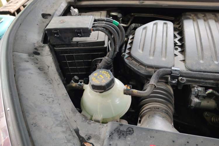 Used Wuling Xingyun 2023 2.0L DHT Flagship Edition Engine Bay Right