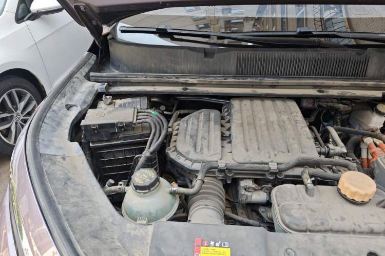 Used Wuling Xingyun 2023 2.0L DHT Flagship Edition Engine Bay Right